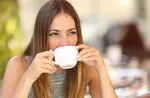 Der erste Schluck Kaffee am Morgen
