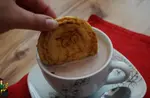 Ein in Kaffee getunkter Keks