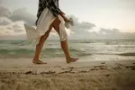 Barfuss am Strand spazieren