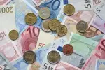 Geld in der Tasche der Winterjacke finden